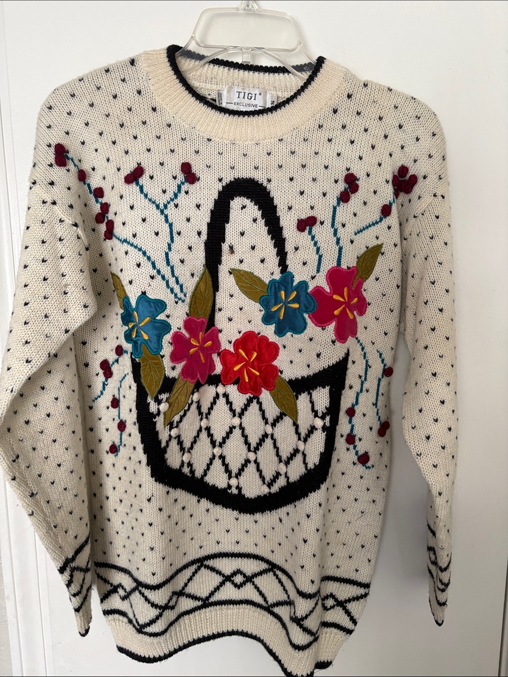 TIGI Cream Basket-Appliqué Crewneck Sweater with Blue and Red Flowers